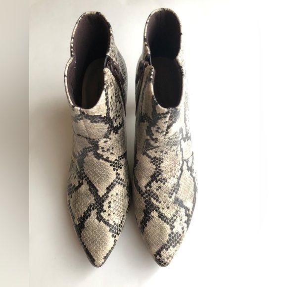 Clarks Women's Linvale Sea Ankle Booties Taupe Snake Size 6.5 - Picture 2 of 8